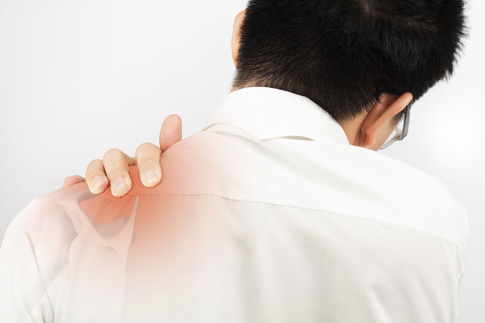 man with shoulder tendonitis amazing life chiropractic and wellness in mill creek